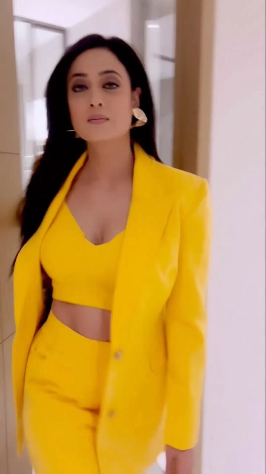 shweta tiwari cleavage stylish yellow outfit