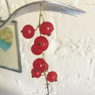 How to remove redcurrants from their stalks