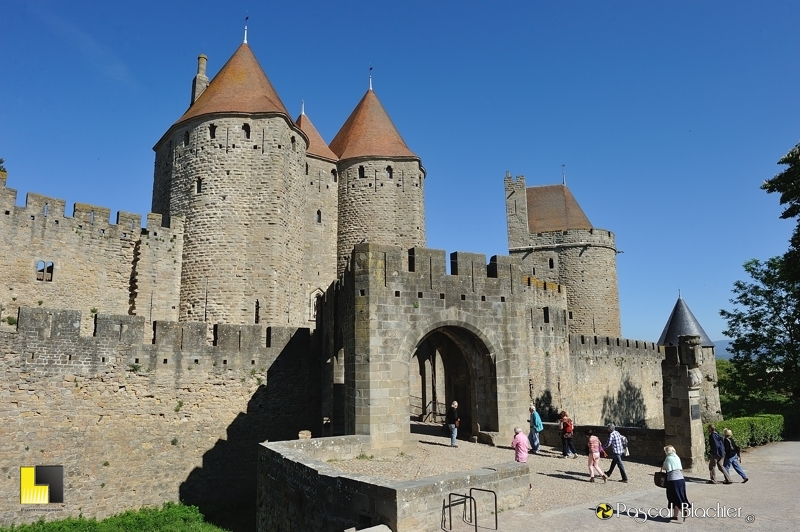 Quelques touristes entrent dans la cité de Carcassonne par la porte Narbonnaise photo blachier pascal