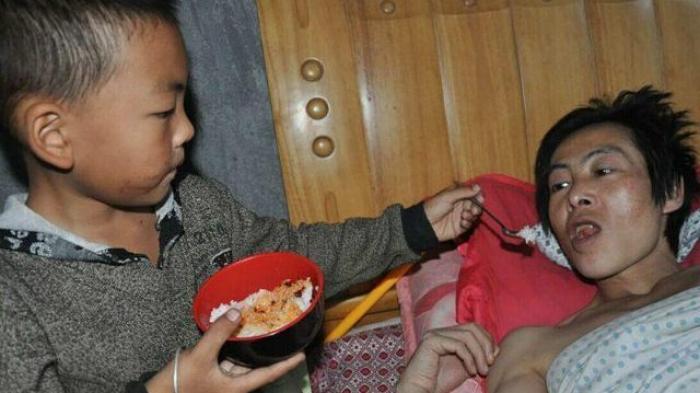 Ini 5 Kisah Mengharukan Anak Kecil yang Merawat Orang Tua