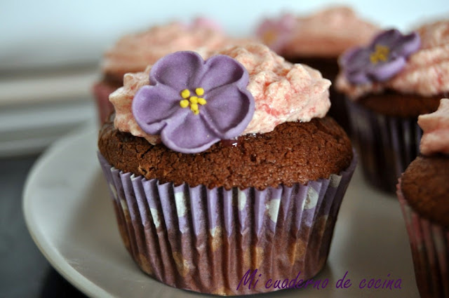 Cupcakes de chocolate con buttercream de chocolate blanco