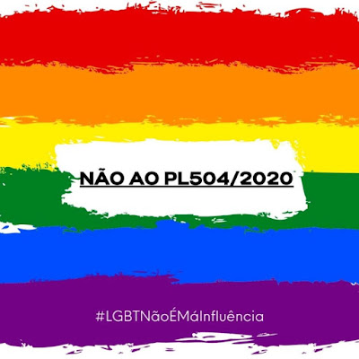 Imagem com as cores do movimento LGBTQI+ e no centro uma faixa branca escrita em negrito NÃO AO PL504/2020