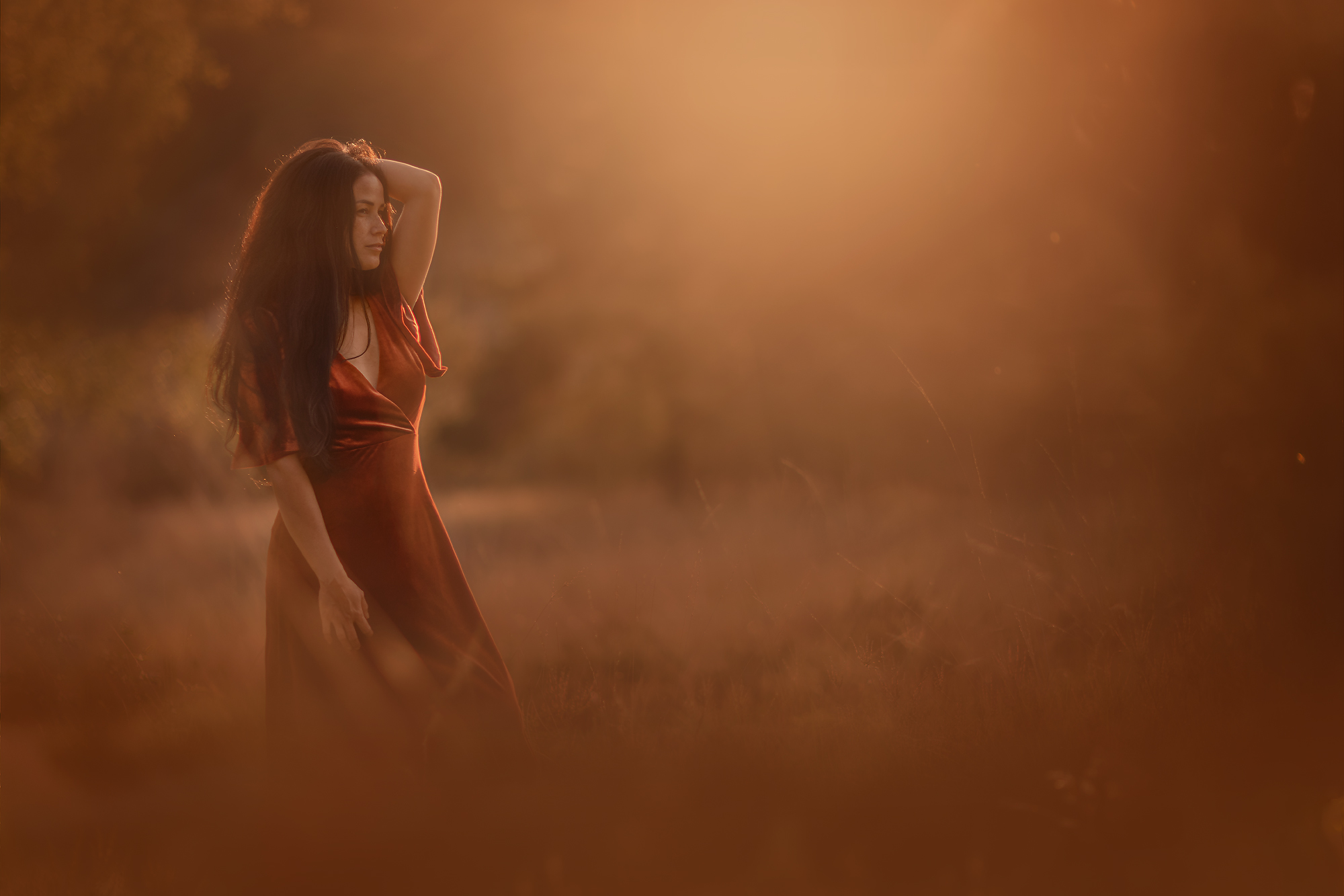 Portret van een moeder in zonsondergang tijdens de workshop magie van het licht door fotograaf willie kers uit apeldoorn