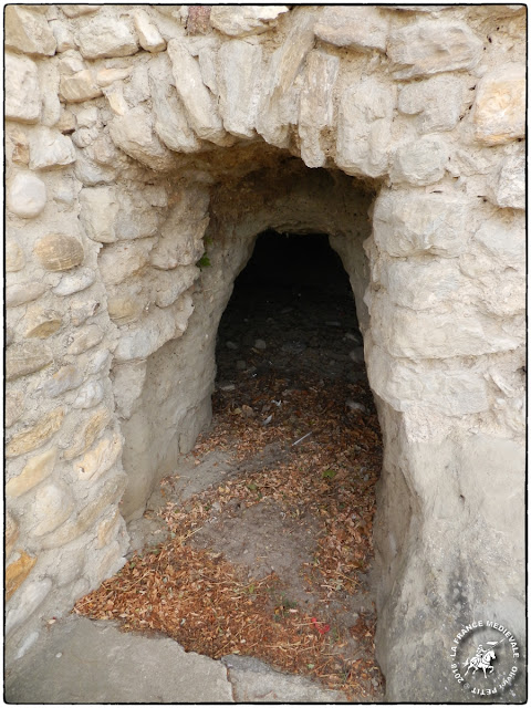 VISAN (84) - Château et remparts médiévaux