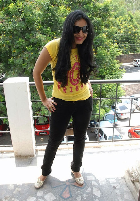 padma priya in yellow tshirt latest photos