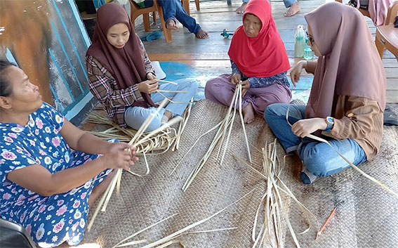 Aktivitas Menganyam masyarakat Wisata Kampung Nelayan Foto