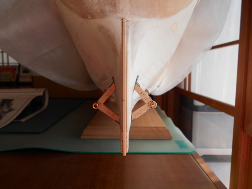 40、帆船模型日本丸を作る・ビルジキール・船体のパーツの取り付け。夫は左右対称にならなかったのが残念だったようです。 　※後で直しました。