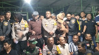 Kumpul Bersama di Pos Kamling, Kapolres Cangkrukan Bersama Warga RW 16 Padurenan 