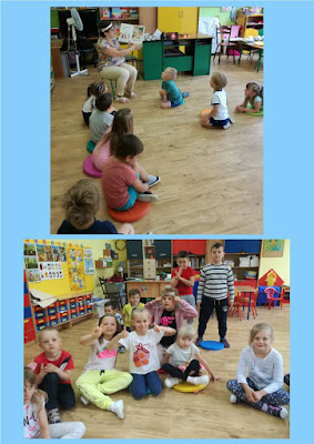 Błękitne tło 2 zdjęcia sala siedzące dzieci i pani pokazująca im książkę oraz sala uśmiechnięte dzieci siedzące i stojące