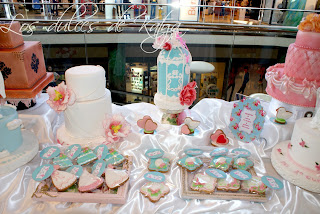 mesa decorada con tartas de fondant