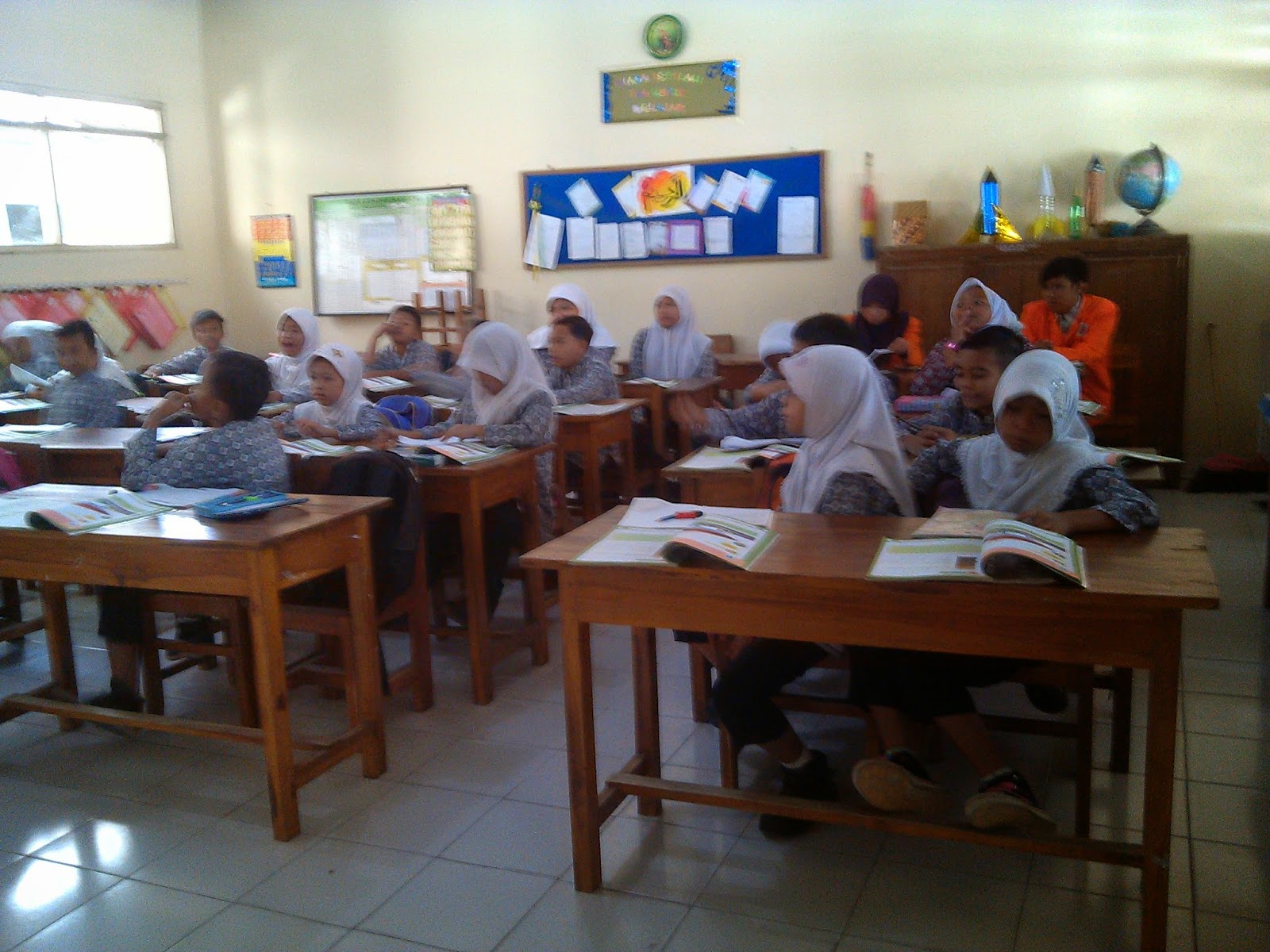 kegiatan belajar mengajar kelas 4 di SD Mendungan 2 Yogyakarta yang berlangsung pada hari jum at tanggal 05 09 2014 tentang tema selalu berhemat energi