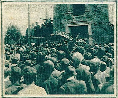 Cimitero di Fratta: la tumulazione del corpo nella cappella provvisoria messa a disposizione dalla famiglia Trevisan.