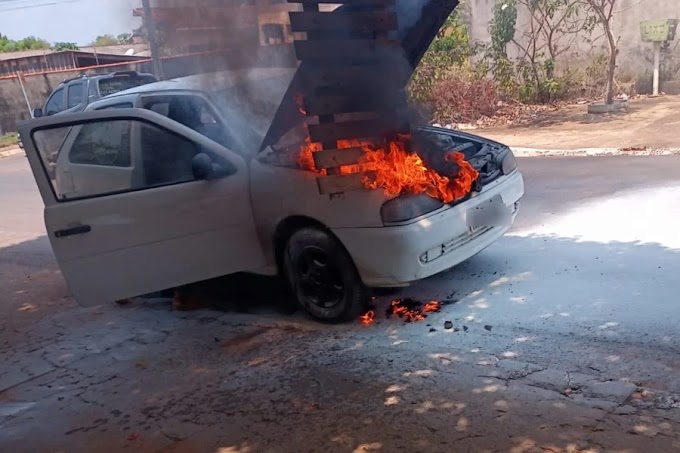 Veículo pega fogo e populares se empenham para salvar o veículo em RO
