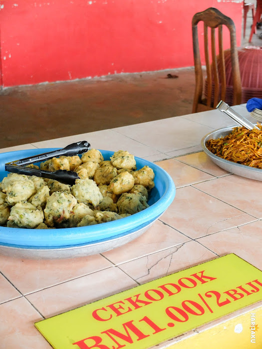 Cekodok atau cucur di warung celup tepung