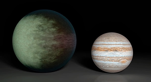 À esquerda, o exoplaneta Kepler-7b tem 3 vezes o diâmetro de Júpiter (direita) e é o primeiro planeta fora do Sistema Solar a ter as suas nuvens mapeadas