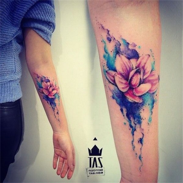 Braço de Tatuagem com Aquarela Lotus Flower Design