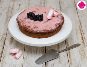 Gâteau aux mûres et poudre de biscuits roses de Reims