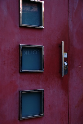 blog__barcelona_pink_door.jpg