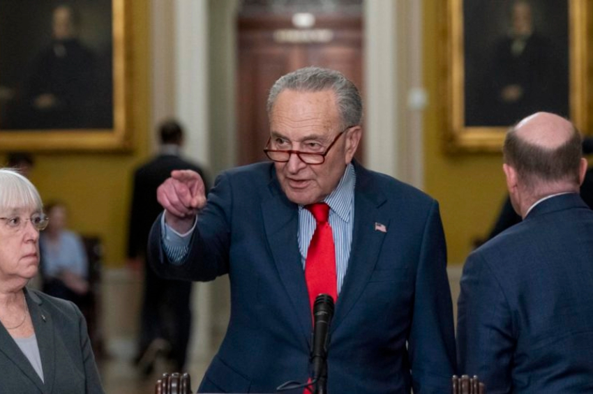 O líder democrata no Senado dos Estados Unidos, Chuck Schumer, pediu novas eleições em Israel e foi criticado pelo Likud | Foto: EFE/EPA/SHAWN THEW