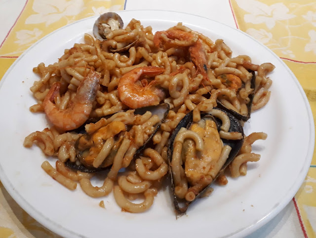 Bucatini a pezzeti con pomodoro e frutti di mare