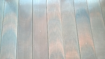Piso de varanda construído com madeira sintética