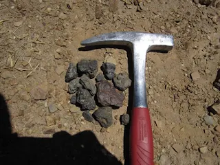 Martillo de geologo y muestras minerales | Rodrigo