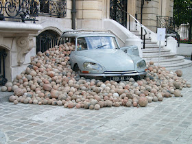 Citroën DS Break and many balls, Avenue des Champs-Élysées, Paris