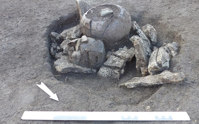 Τα αποτεφρωμένα λείψανα βρέθηκαν σε αγγεία τοποθετημένα σε ένα ασβεστολιθικό αποθηκευτικό χώρο. [Credit: INRAP]