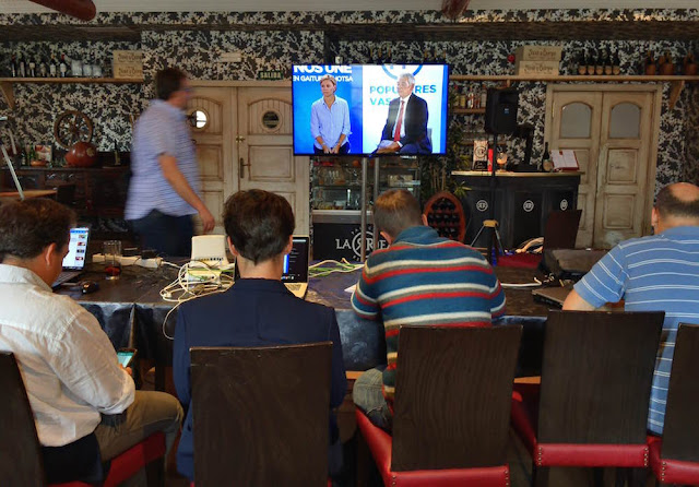 La prensa sigue el mitin de Cospedal a través de una pantalla en una sala separada del encuentro político