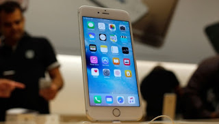 Ponsel terbaru Apple, iPhone 6S dipajang dalam Apple store di Chicago's Magnificent Mile, Chicago, 25 September 2015. Ratusan penggemar Apple mengantre untuk membeli ponsel ini beberapa hari sebelum diluncurkan. AP-Kiichiro Sato