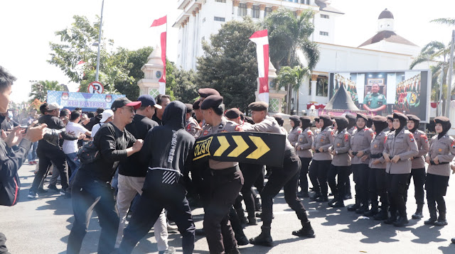 Simulasi Sispamkota Polres Ponorogo Peragakan Kerusuhan hingga Penculikan Saat Pilkada 2024