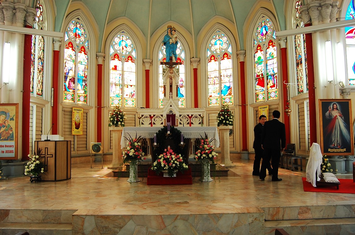As a result the church decoration looked very fresh and sweet with the 