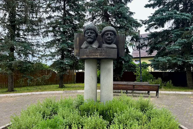 Ярополец, Пушкинская улица, улица Додогорского, памятник «Ленин и Крупская»