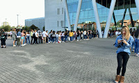 Exteriores de BEC! horas antes del inicio del concierto de Maluma