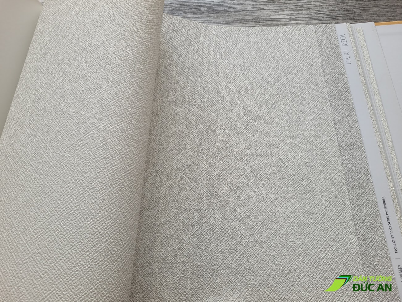 Giấy dán tường tại đường Tân Kỳ Tân Quý