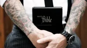 ¿Es pecado tatuarse el cuerpo?, Hombre con una Biblia tiene tatuado los brazos