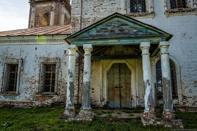 Каменный, ветхий козырек на колоннах у церкви