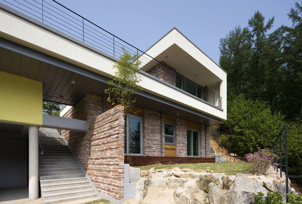 Rumah Keluarga di Lereng Gunung  Desain Rumah Modern 