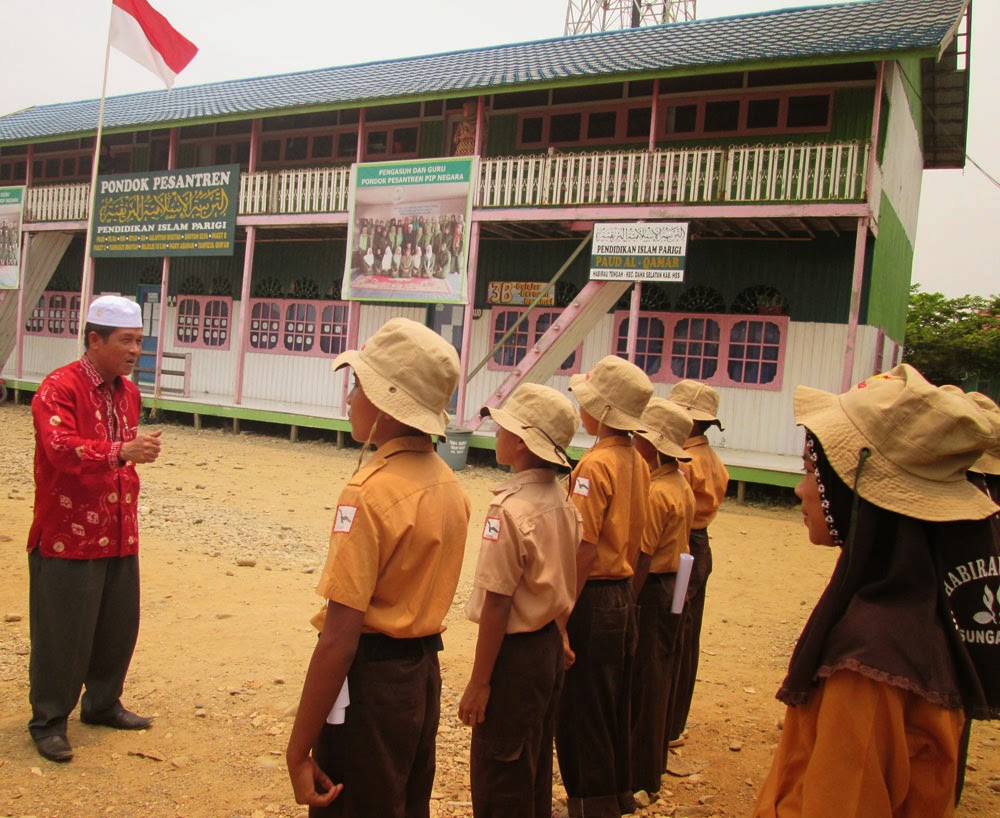 Kakankemenag HSS Dukung Pramuka MIN Habirau Tengah