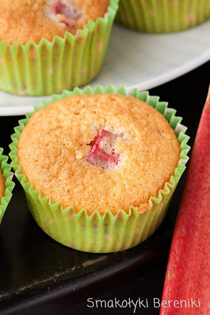 Muffiny z rabarbarem i wiórkami kokosowymi