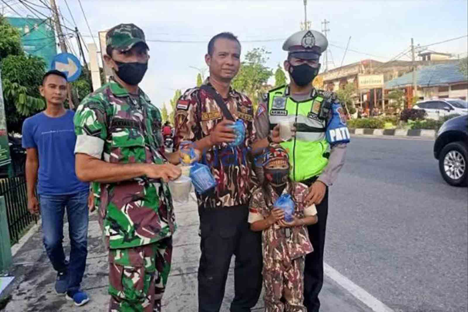 GM-FKPPI Bangkinang Kota Berbagi Takjil, Sembako : Ini Bentuk Kekompakan, Kebersamaan