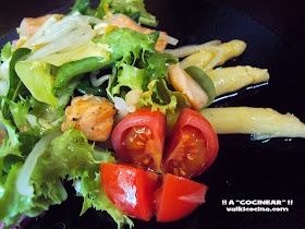 Ensalada templada de salmón fresco y germinados