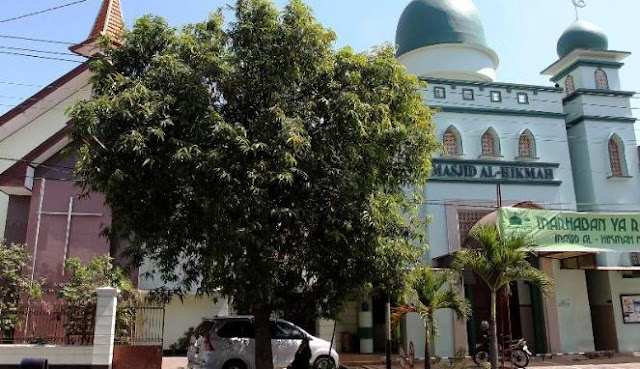 1 Alamat, Masjid & Gereja Ini Berbagi Tembok ( Sungguh Bijaksana ) [ www.BlogApaAja.com ]