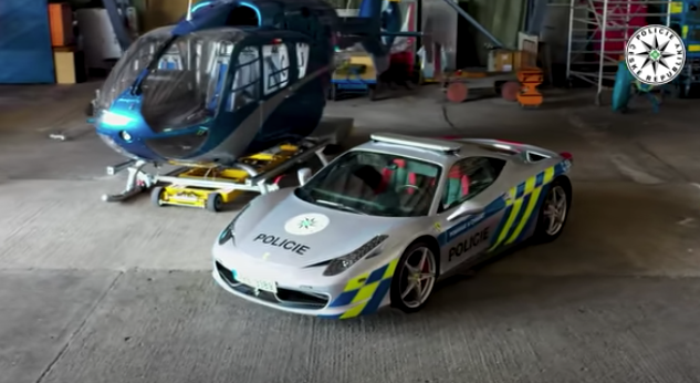 Un  Ferrari 458 Italia confiscado se incorpora como Czech Police Car