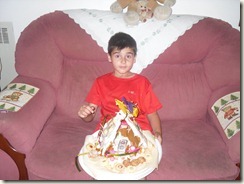 Facundo mit Lebkuchenhaus 001