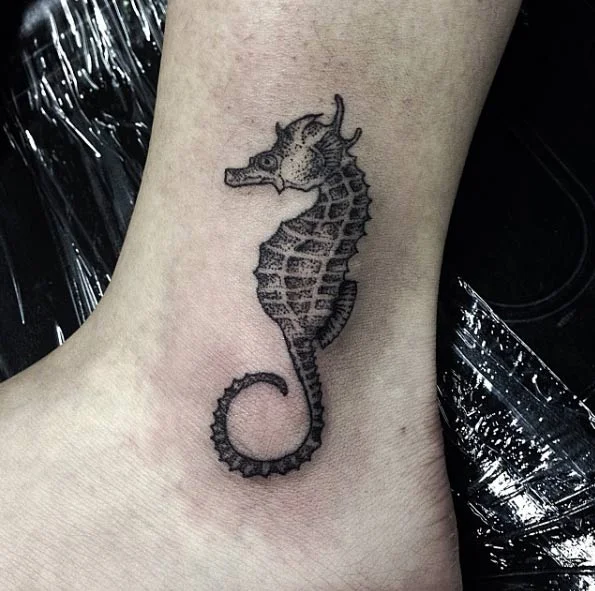 Dotwork caballito de mar en el tobillo por Annita Maslov