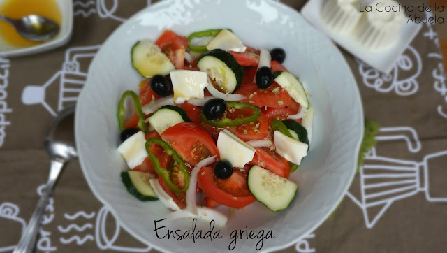 Ensalada griega, con queso fresco, tipo feta.