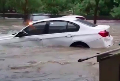 bmw 320i terseret air banjir