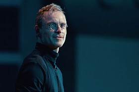 Michael Fassbender caracterizado como Steve Jobs en la película homónima