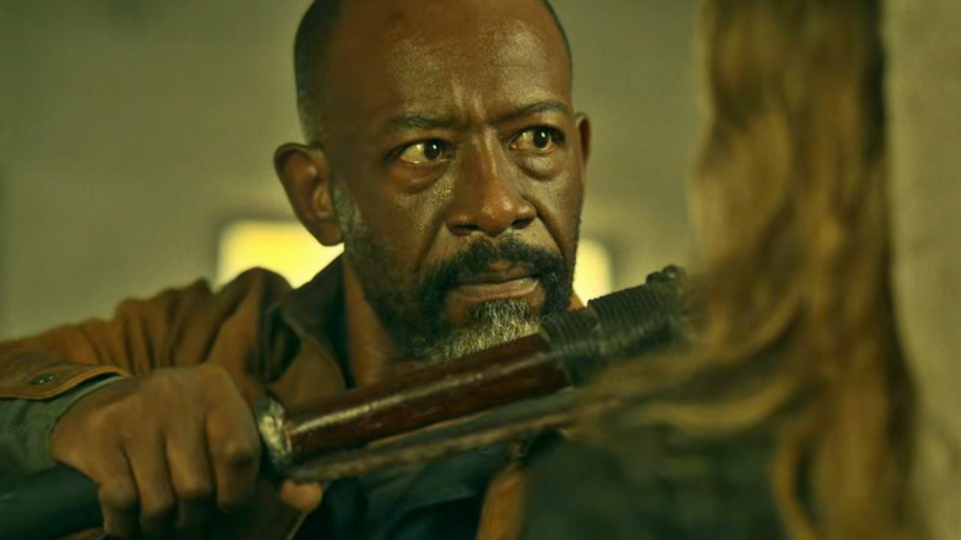 Morgan Jones segurando machado no pescoço de Madison em fear the walking dead